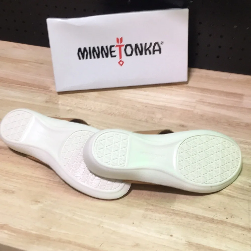 New WB Woman’s Minnetonka Tan Leather Thong Sandals